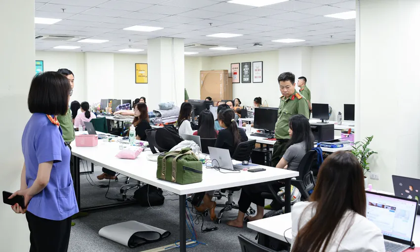 anh-cong-an-kham-xet-cong-ty-lua-dao-tien-ao-quy-mo-hang-ti-usd-thu-giu-tai-san-nha-dat-4343-...webp