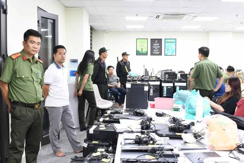 anh-cong-an-kham-xet-cong-ty-lua-dao-tien-ao-quy-mo-hang-ti-usd-thu-giu-tai-san-nha-dat-9-874...webp