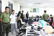anh-cong-an-kham-xet-cong-ty-lua-dao-tien-ao-quy-mo-hang-ti-usd-thu-giu-tai-san-nha-dat-9-874...webp